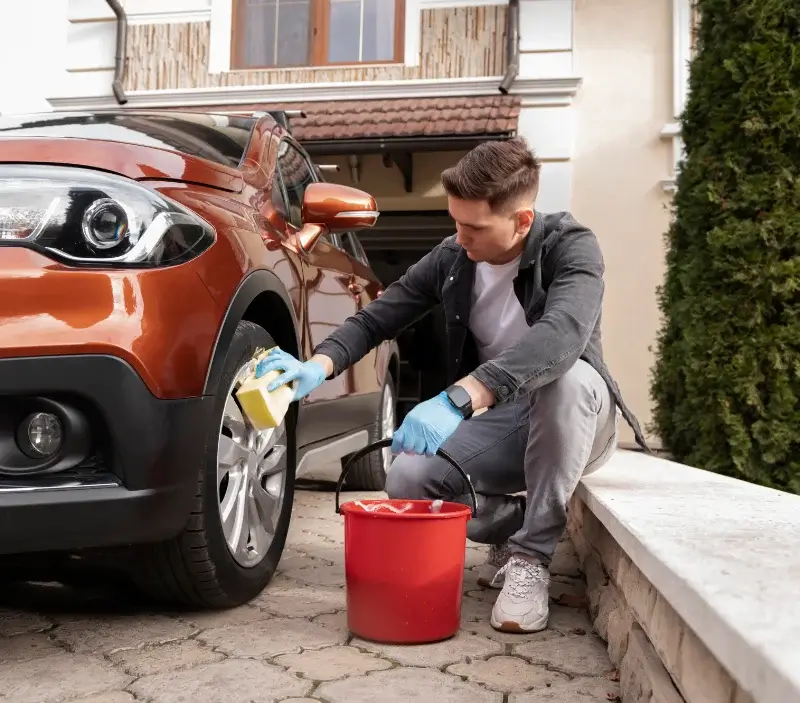 Lavage auto à domicile Comps-la-Grand-Ville : professionnel intervenant sur un véhicule